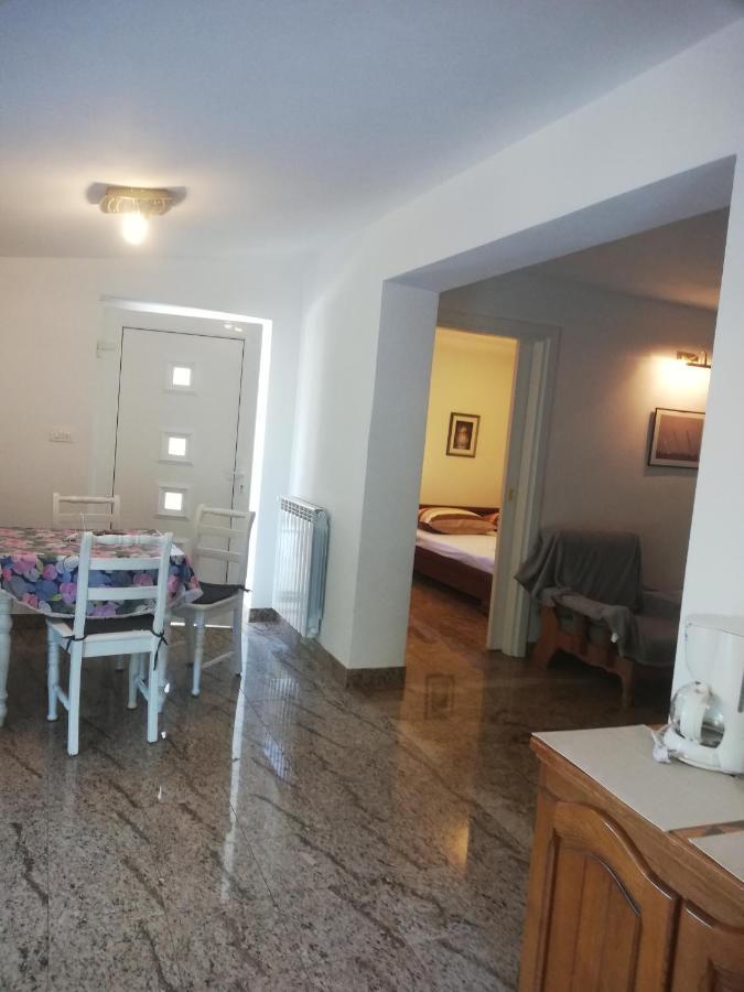 Apartman Nevia Lka Opric Eksteriør bilde